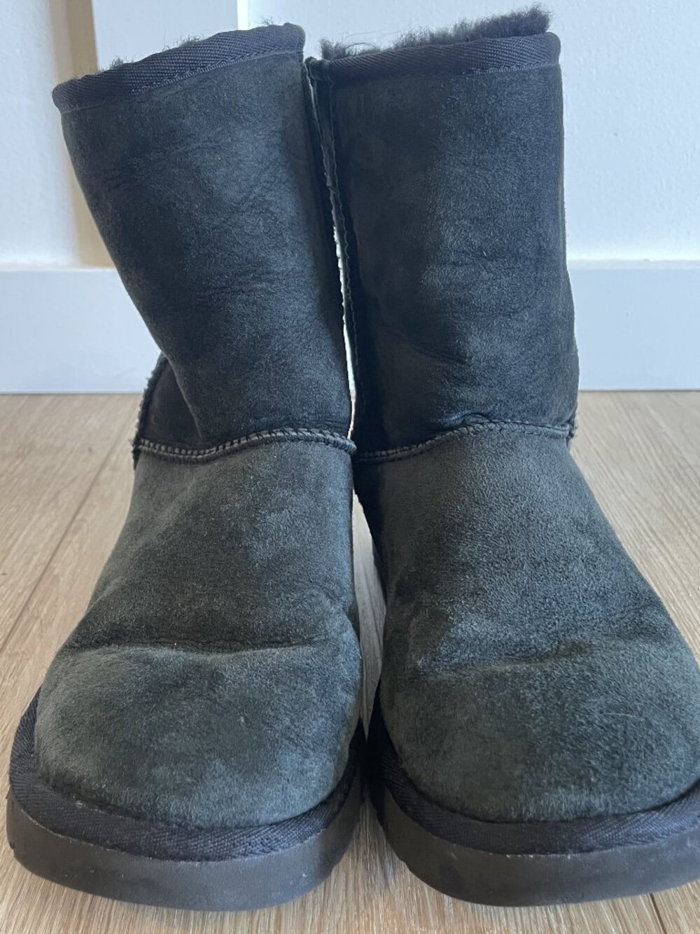 UGG Classic Short II Black Boots Women’s Size 8
